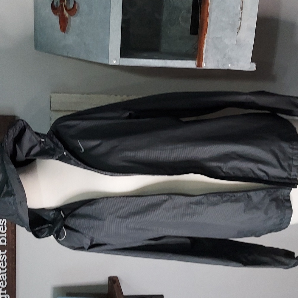 NIKE RUNNING vented wind breaker